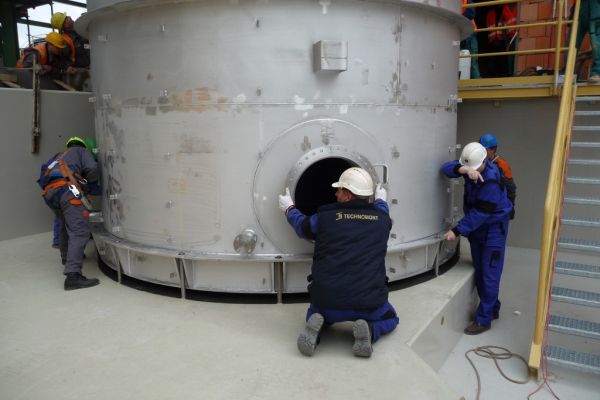 Installation of a stainless steel tank