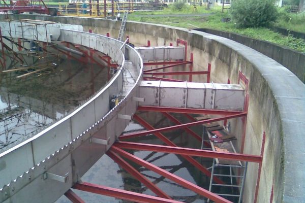 Výroba a montáž nerezového žlabu čistící nádrže